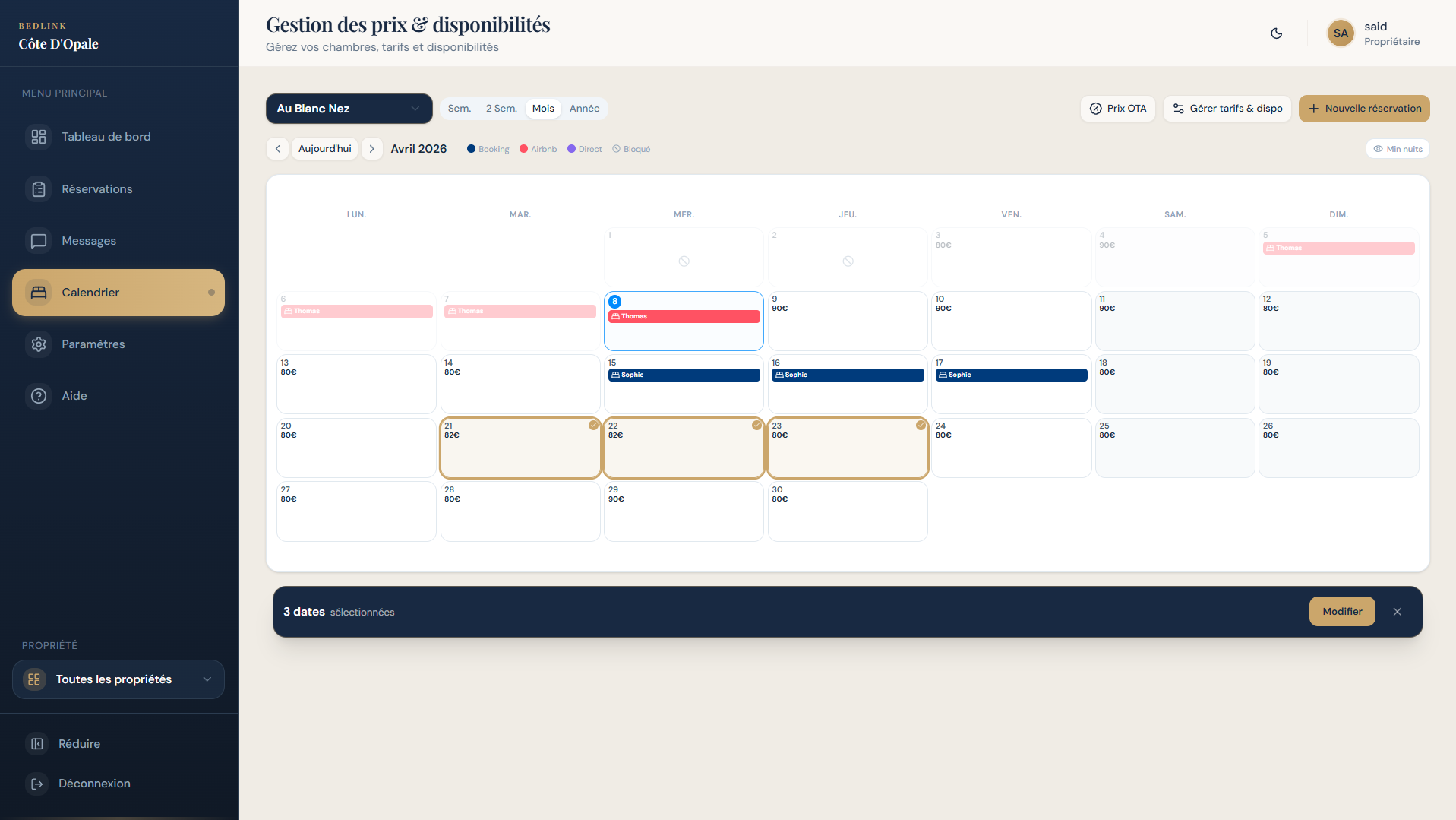 Calendrier BedLink d'avril 2026 : réservations Booking, Airbnb et directes distinguées par couleur sur un même planning