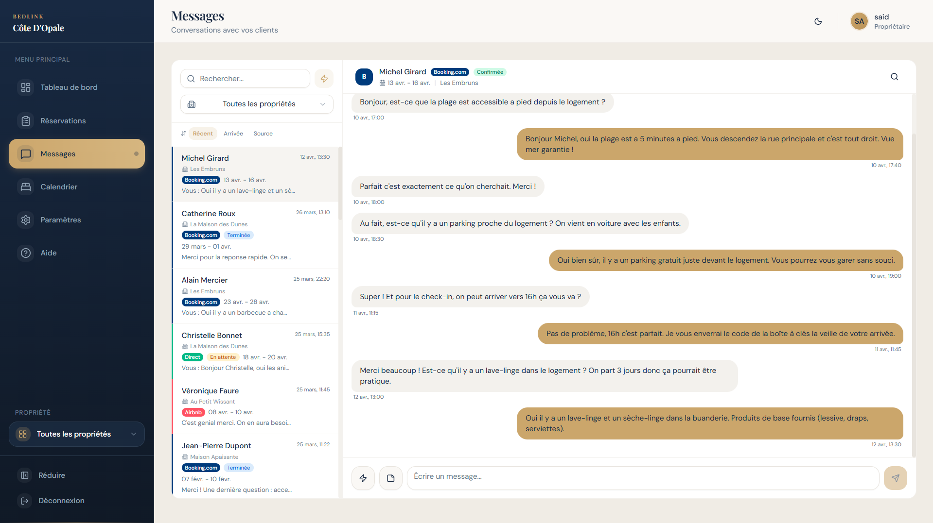 Messagerie BedLink : conversation avec un voyageur Booking.com, réponses sur les équipements et l'heure de check-in